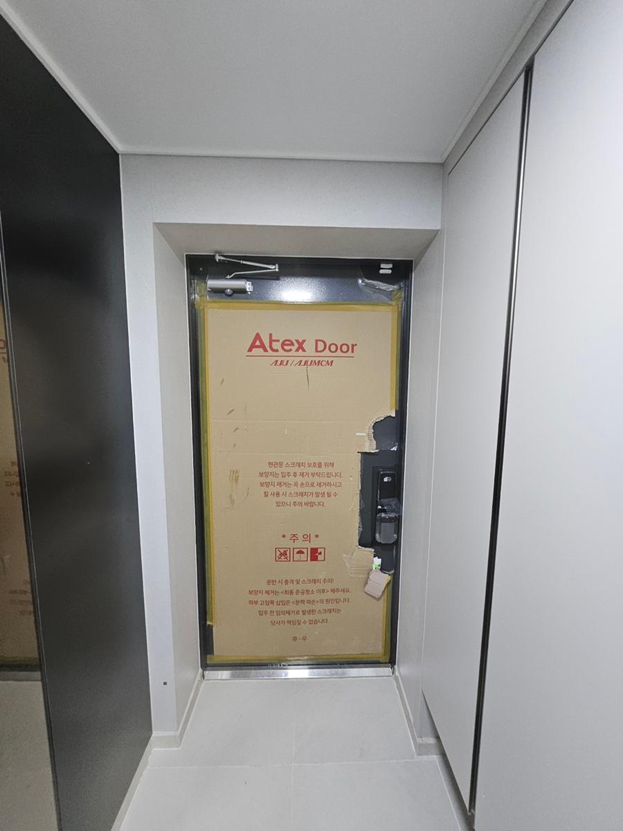 보호 필름이 덮인 Atex Door 설치 과정