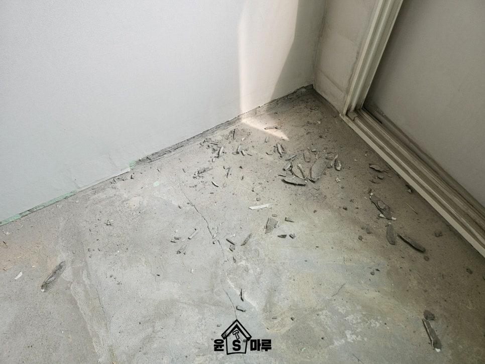 벽과 바닥 접합부에 녹색 테이프를 붙인 상태