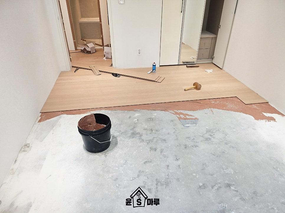 작업 중인 도구와 병이 놓인 바닥