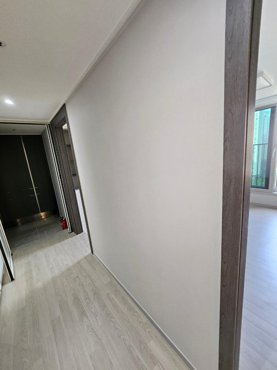 방들이 연결된 복도의 목재 테두리 작업