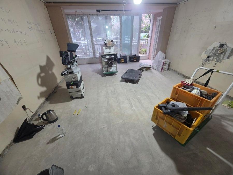 새로운 변화를 기다리는 공사 중인 방 내부