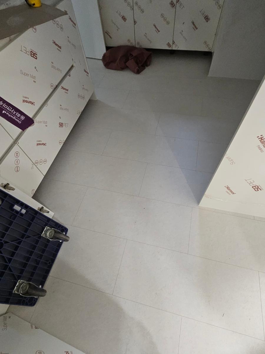 한솔 슈퍼매트 박스가 놓인 공사 중인 실내