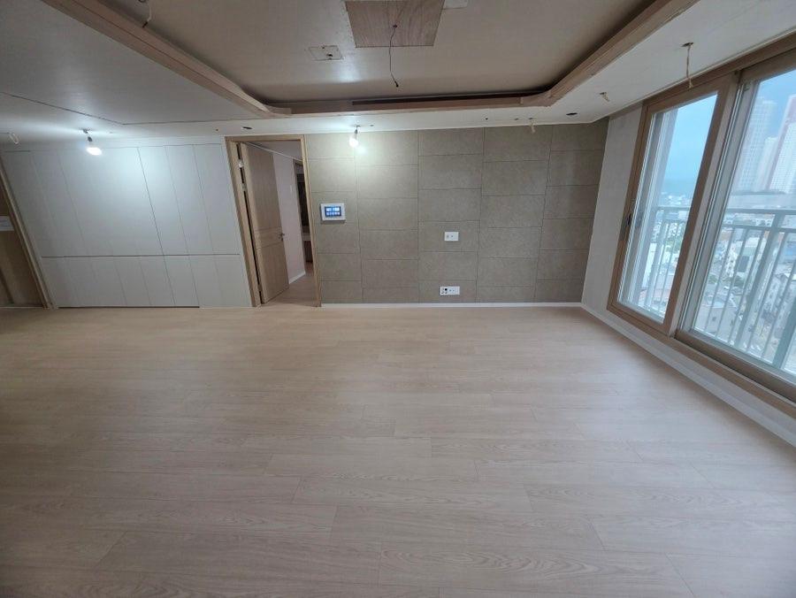 벽 타일과 목재 바닥재가 만나는 실내 공간
