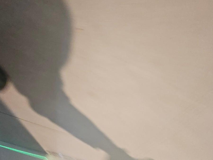 벽면 구조물과 그림자가 보이는 내부 공간