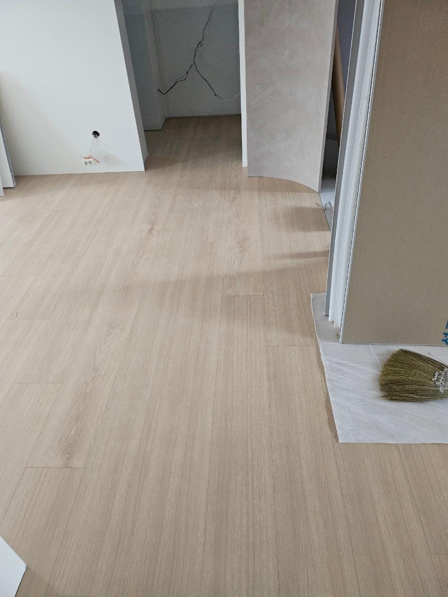 전기 소켓이 보이는 벽면과 목재 바닥의 접점