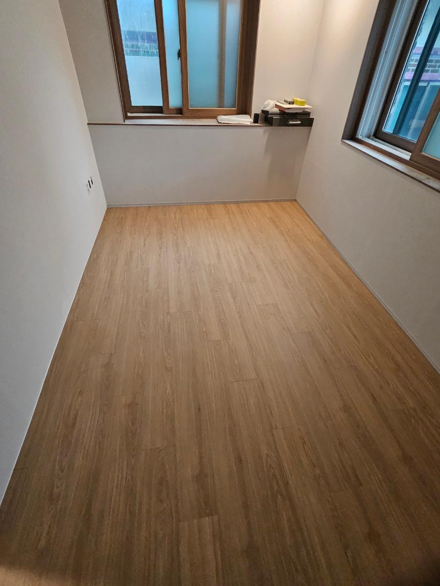 목재 마루가 깔리기 시작한 방의 모습