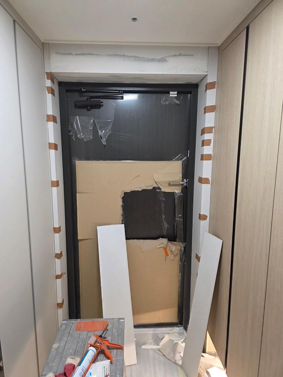 검은색 도어 주변의 세밀한 마스킹 작업 과정