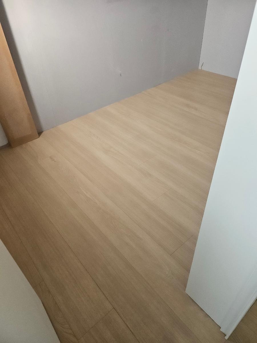 목재 바닥으로 채워진 빈 공간