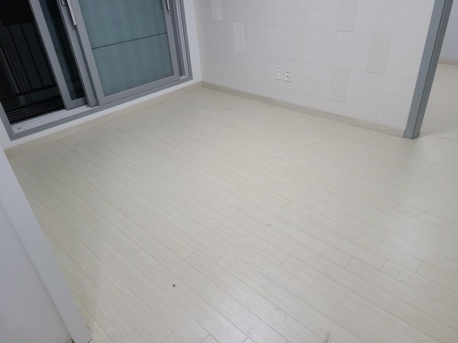 흰색 타일 벽과 밝은 색 바닥재의 조화