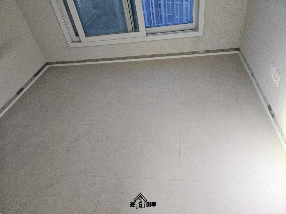 격자 무늬 벽지와 흰색 타일 바닥이 있는 빈 공간