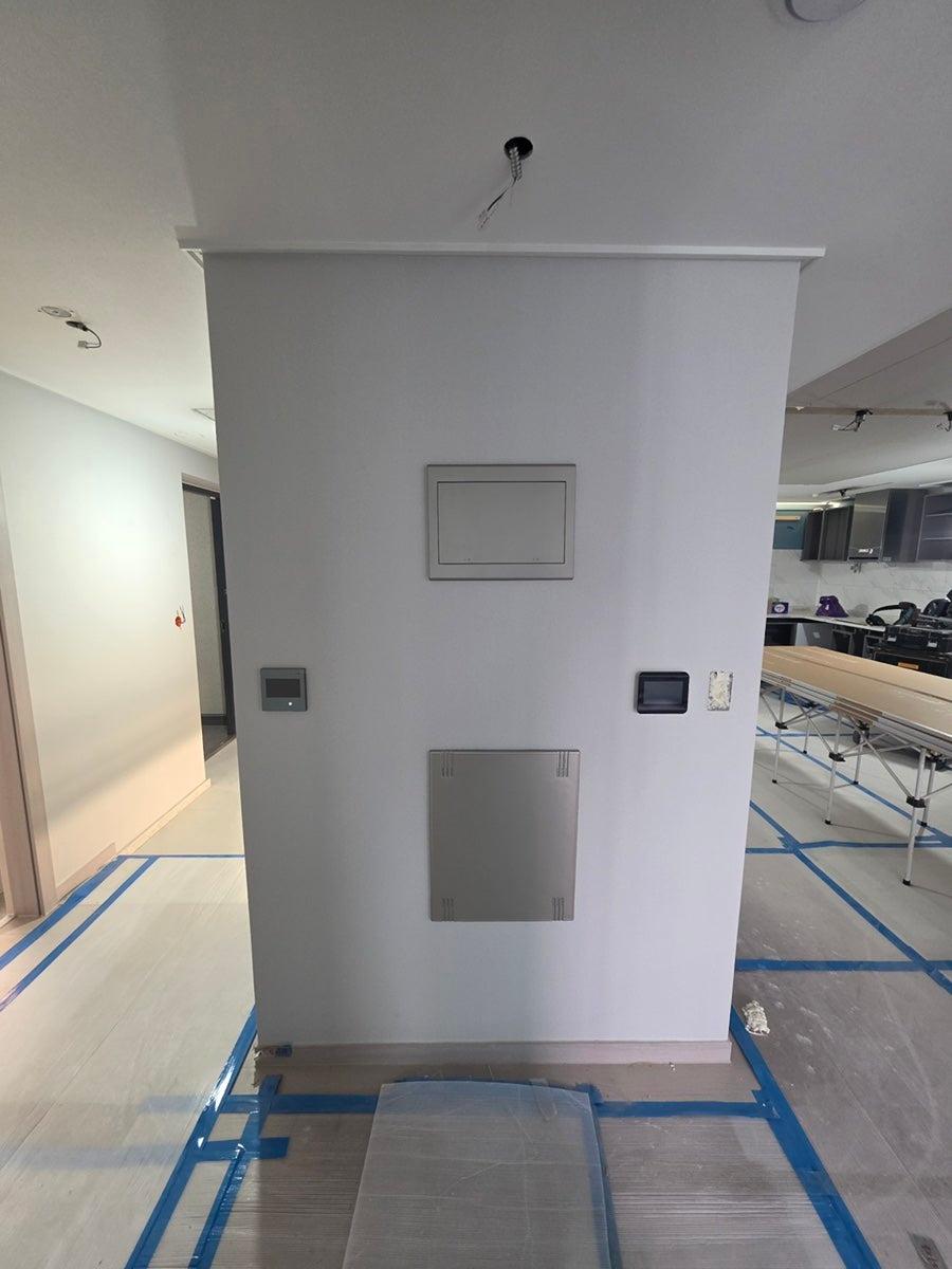 정확한 구역 표시를 위해 테이핑 중인 복도