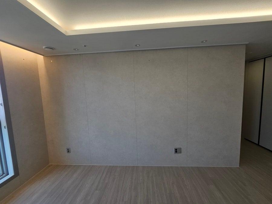 회색 벽면과 LED 조명이 어우러진 완성된 드레스룸