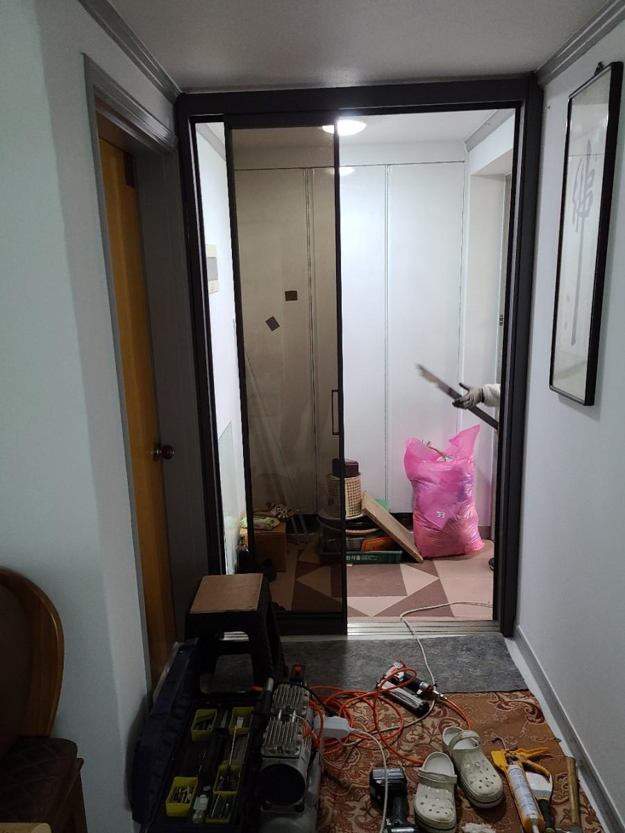부속품 체결 전 프레임의 수평을 맞추는 시공 과정