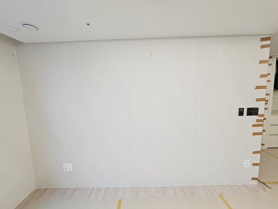 전기 소켓과 스위치가 설치된 빈 실내 벽면