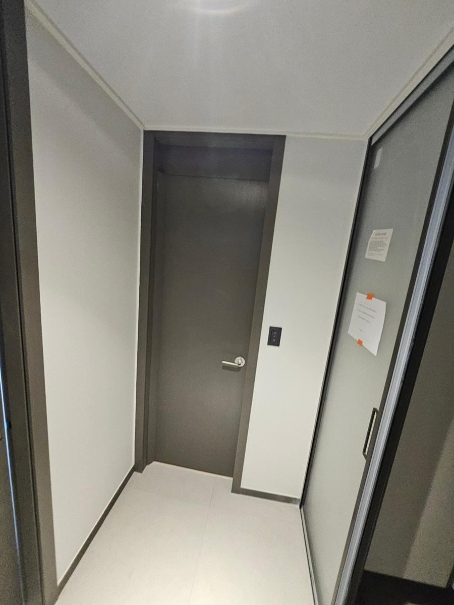 회색 도어와 유리문이 설치된 복도 시공 과정