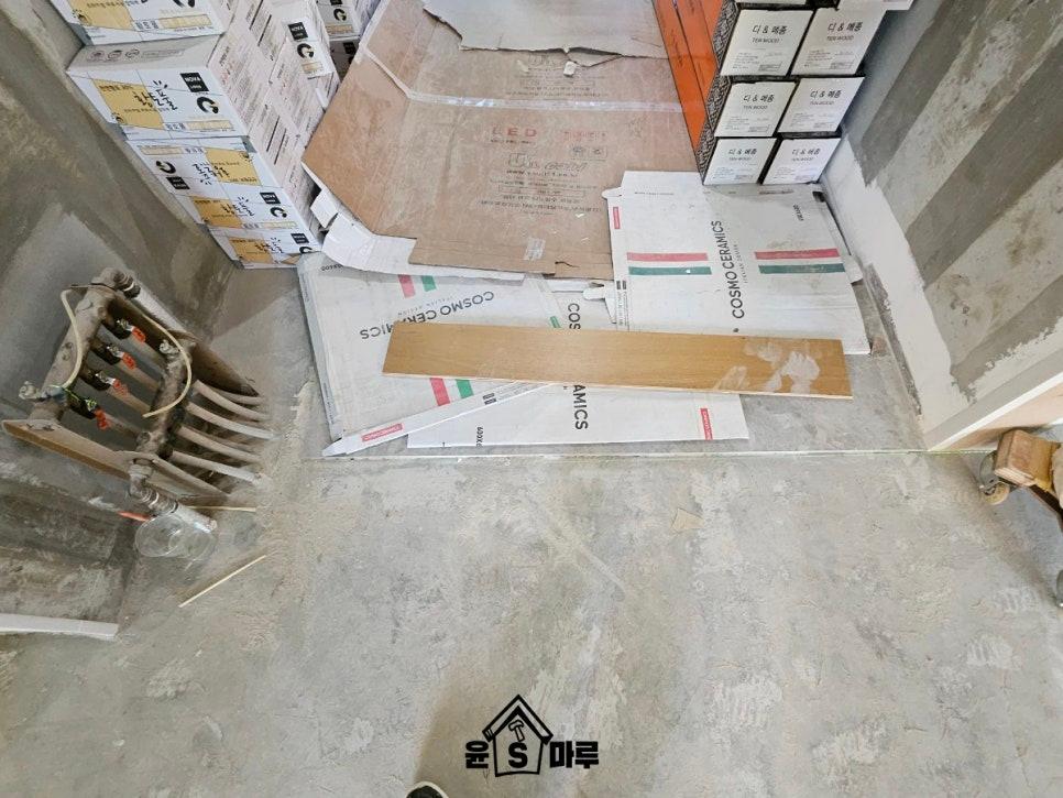 자재가 입고된 공사 중인 실내 바닥
