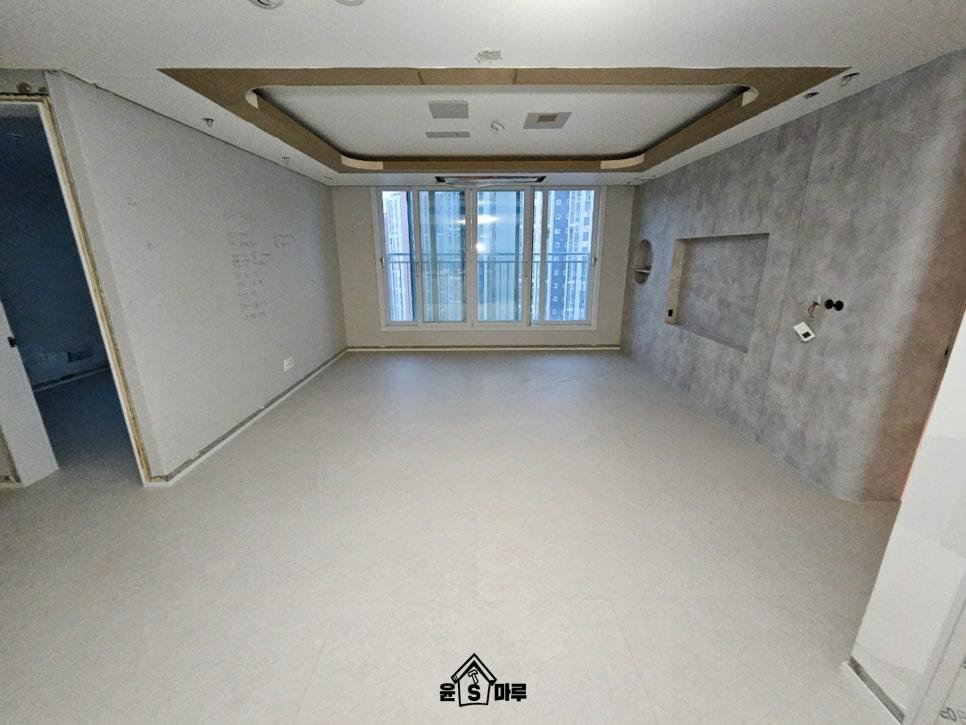 흰색 타일 바닥과 천장 개구부가 보이는 공사 현장
