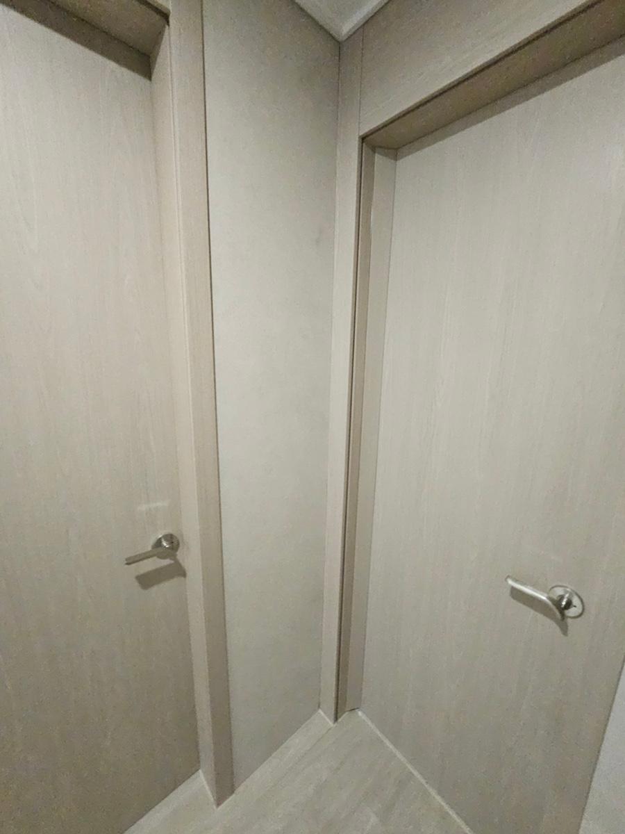 흰색 목재 도어와 벽면이 만나는 접점 부분