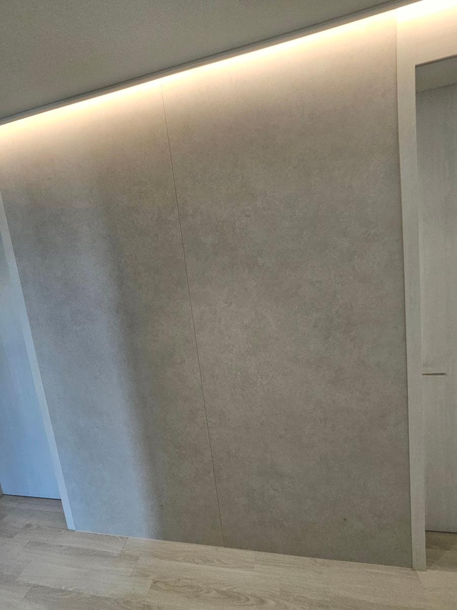 차분한 회색 벽면과 조명의 조화
