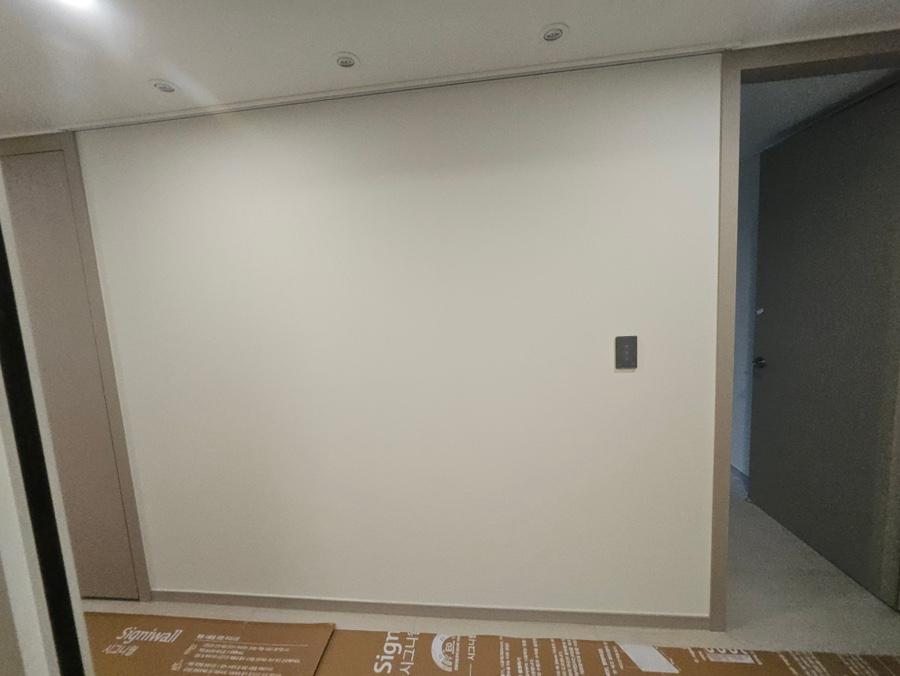 베이지 테두리가 보이는 복도 시공 전 모습