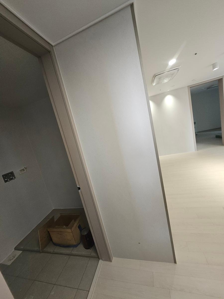 밝은 바닥재가 깔린 복도 작업 현장
