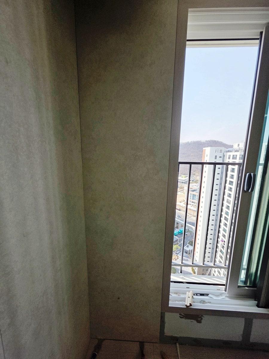 창밖 풍경과 함께 마주하는 공사 중인 벽면