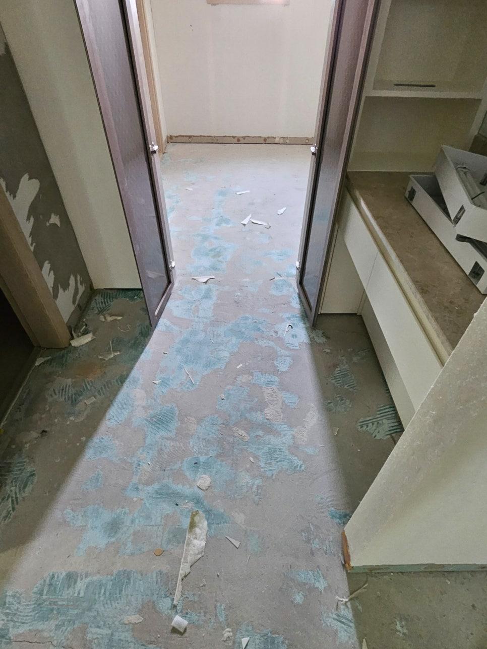마감재가 벗겨진 복도 바닥 상태