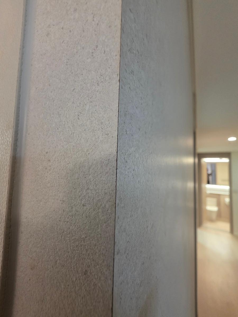 회색 텍스처 마감재 사이의 틈이 보이는 디테일 컷
