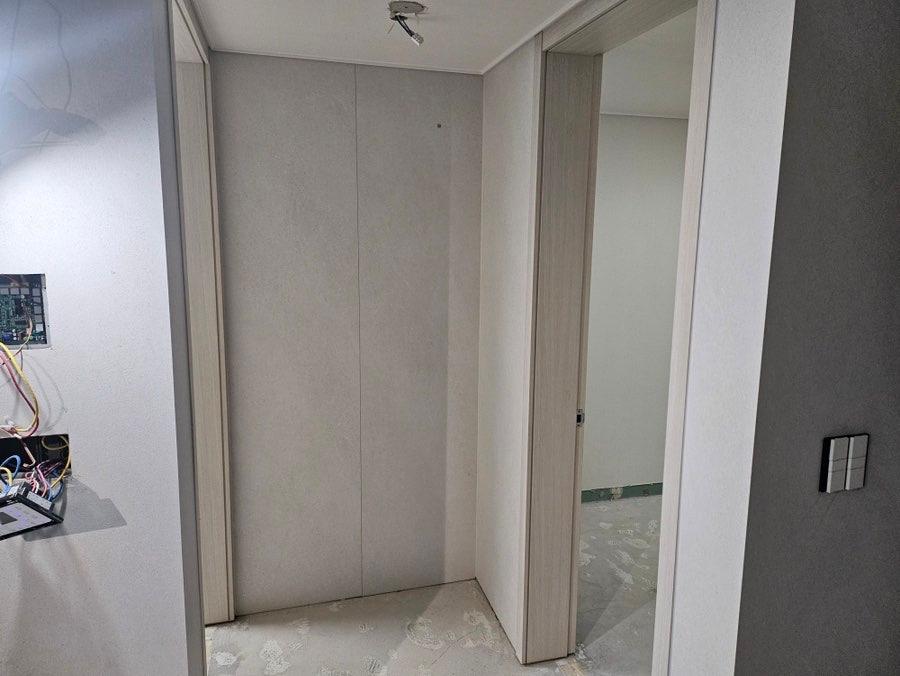 (공사 과정) 전기 설비가 노출된 복도 구간