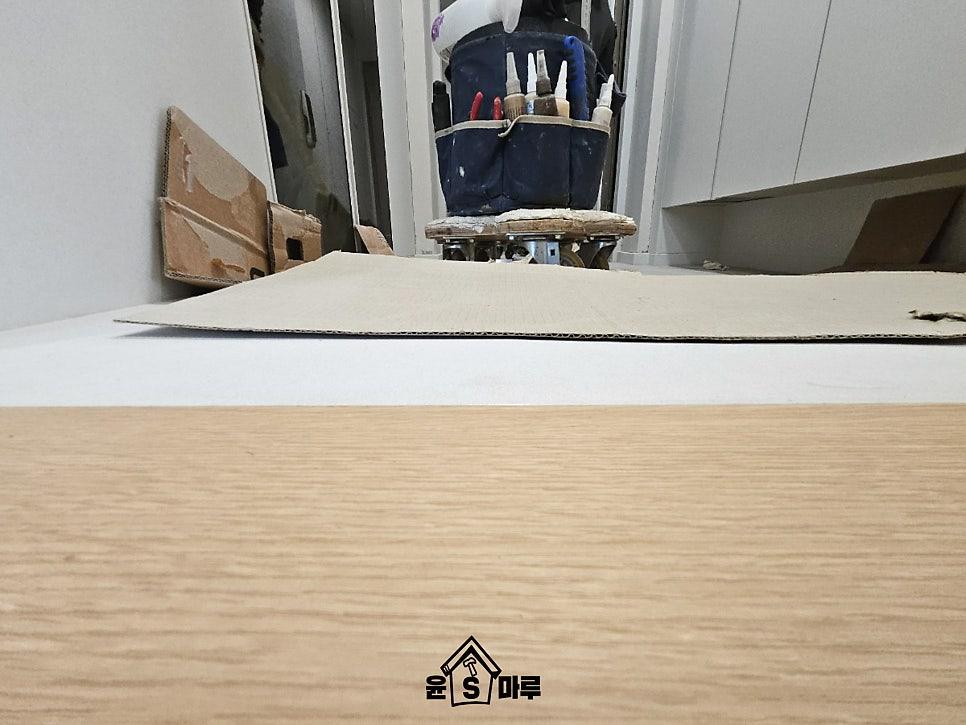 작업 도구와 함께 보이는 시공 장면