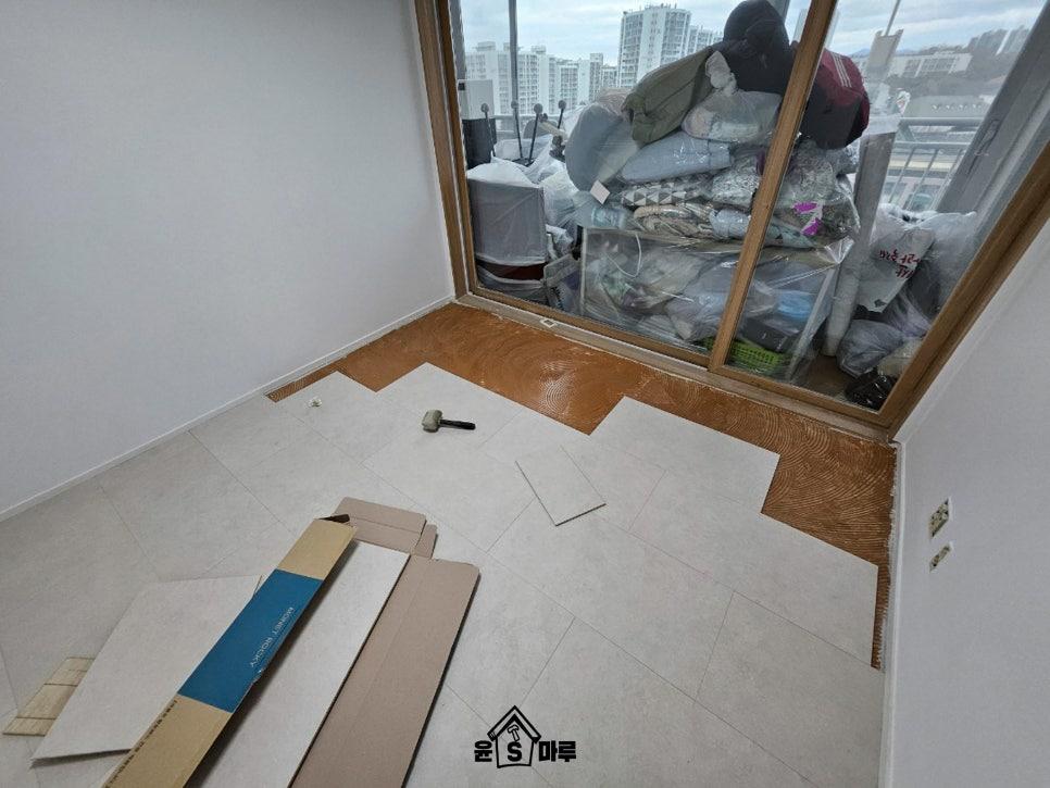 창가 쪽 가구를 이동하며 바닥을 설치하는 모습