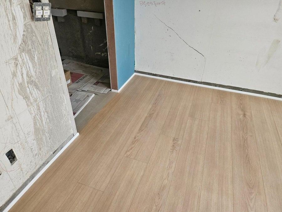 바닥재가 자리를 잡아가며 변하는 공간