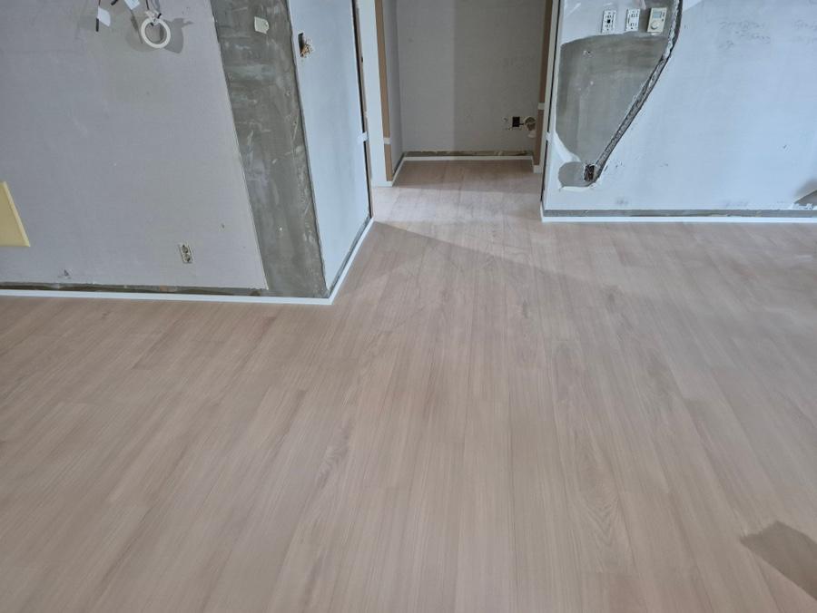 새로운 바닥재가 깔리기 전 복도의 모습