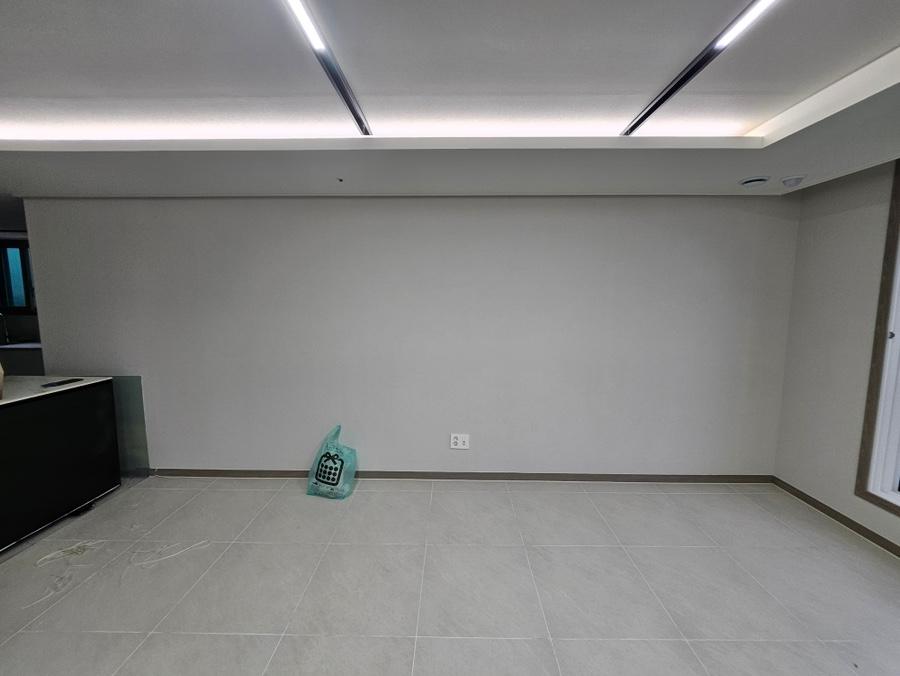 회색 벽면과 타일 바닥의 빈 실내 공간