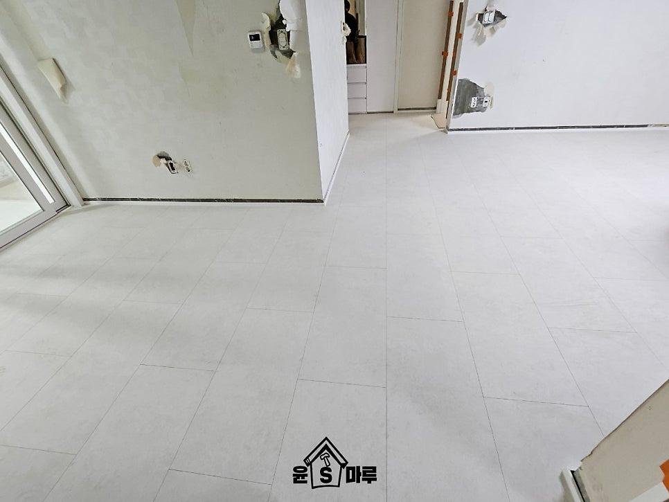 전기 소켓과 배관이 노출된 흰색 벽면과 바닥