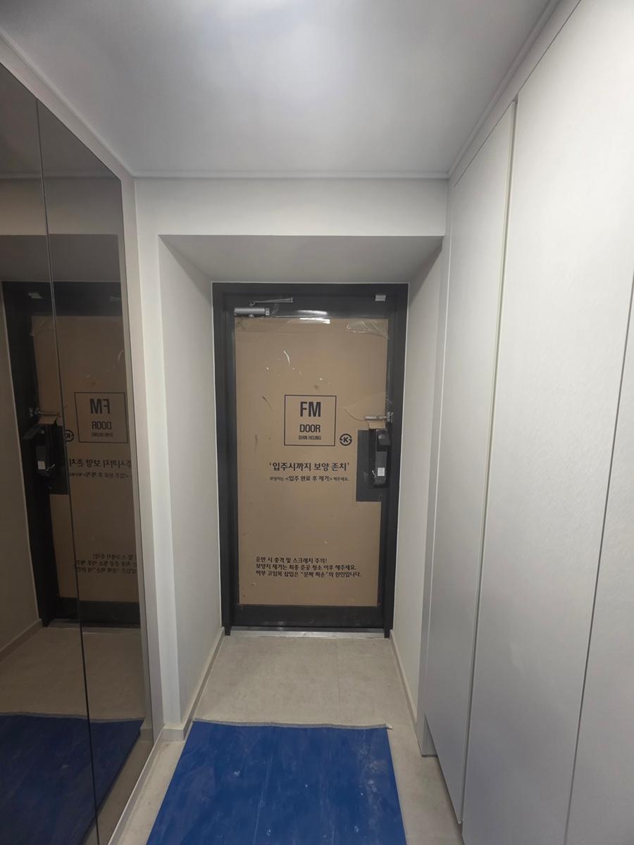 파란 보호 매트가 깔린 복도 철거 현장