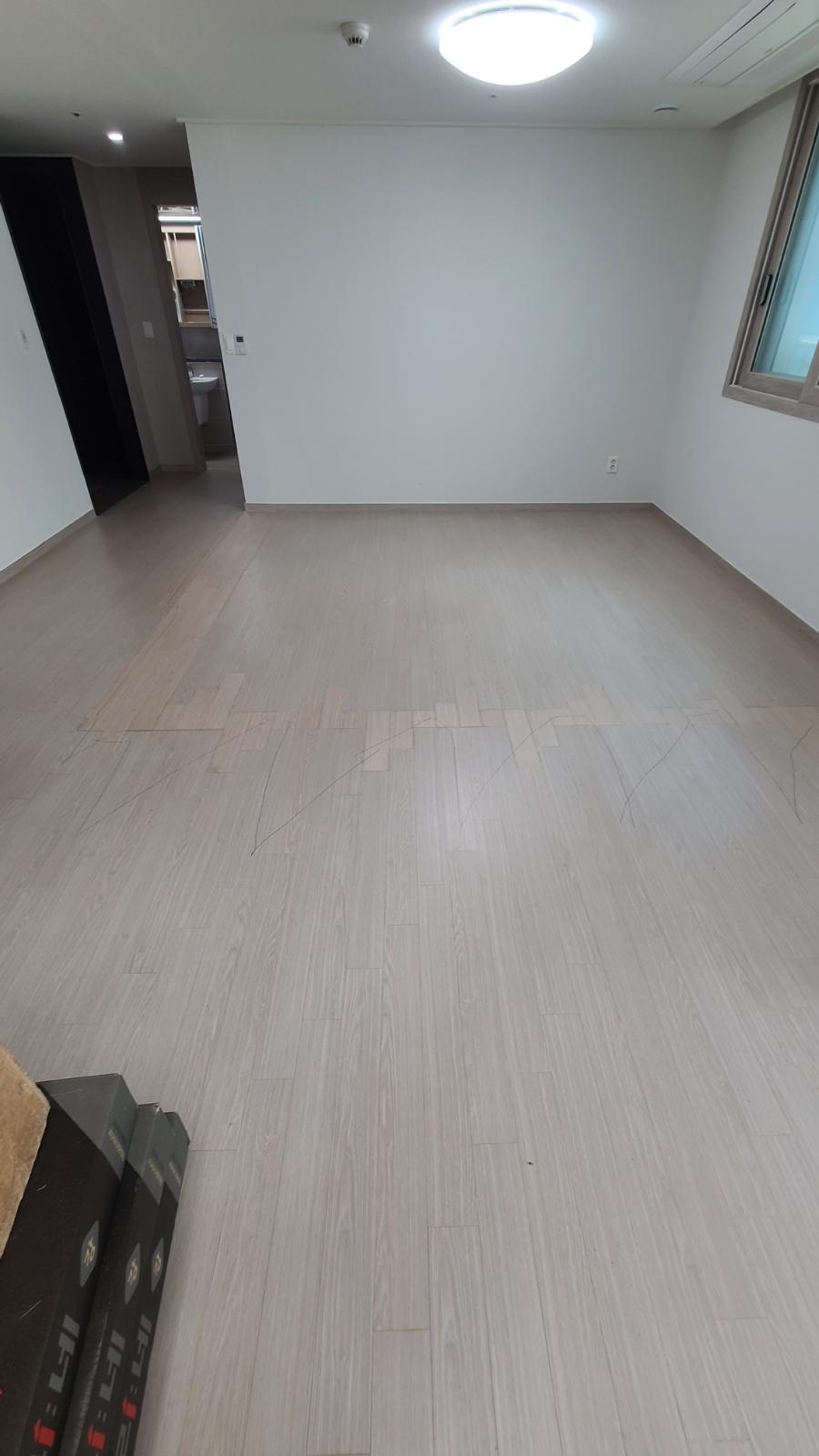 매립등과 양변기가 보이는 내부 장면