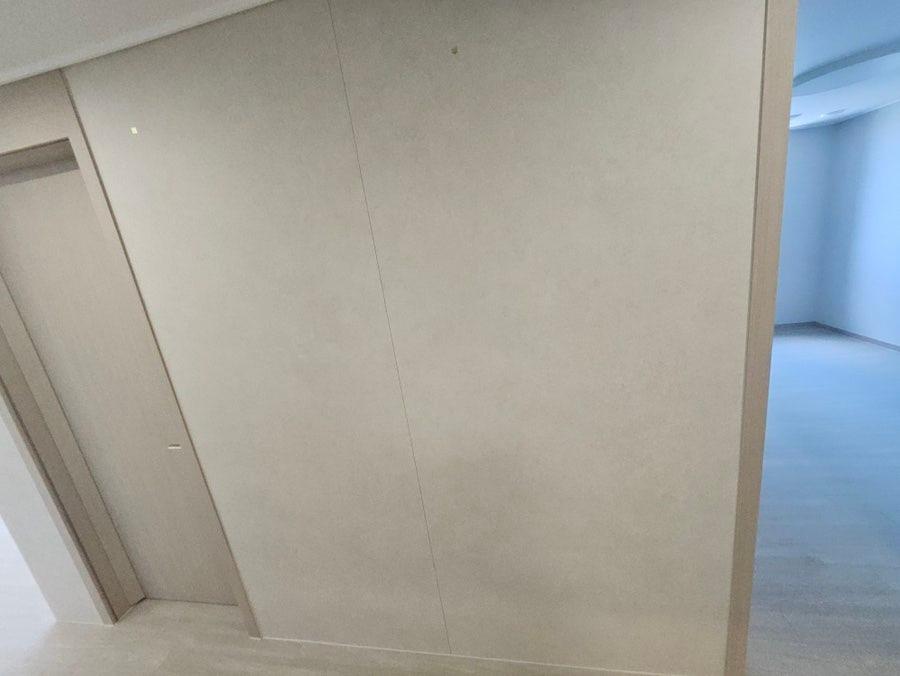 베이지색 붙박이장과 유리 도어가 있는 드레스룸 내부