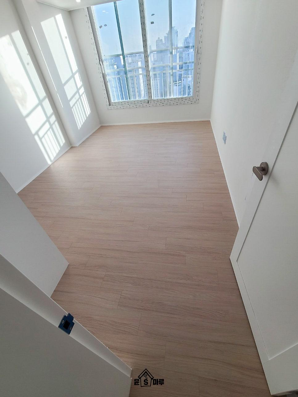 도시 전경이 보이는 창가와 목재 바닥