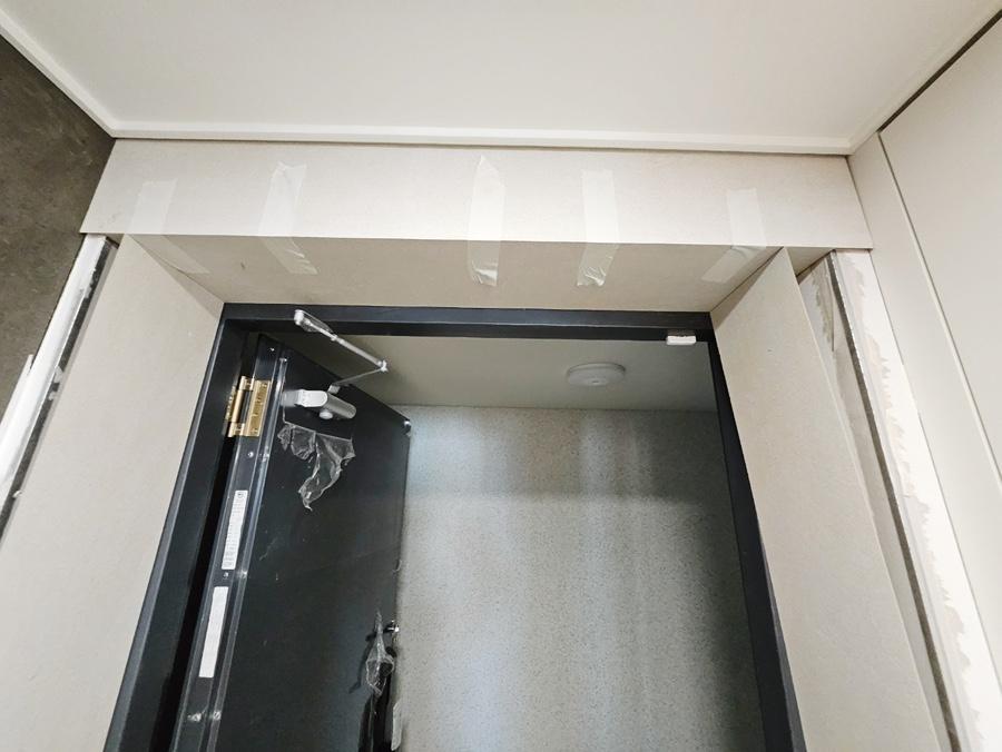 도어 힌지와 프레임 상부의 근접 모습