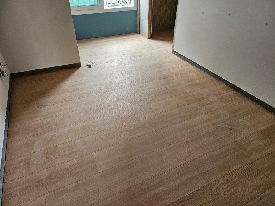 목재 바닥재가 깔리기 시작한 복도