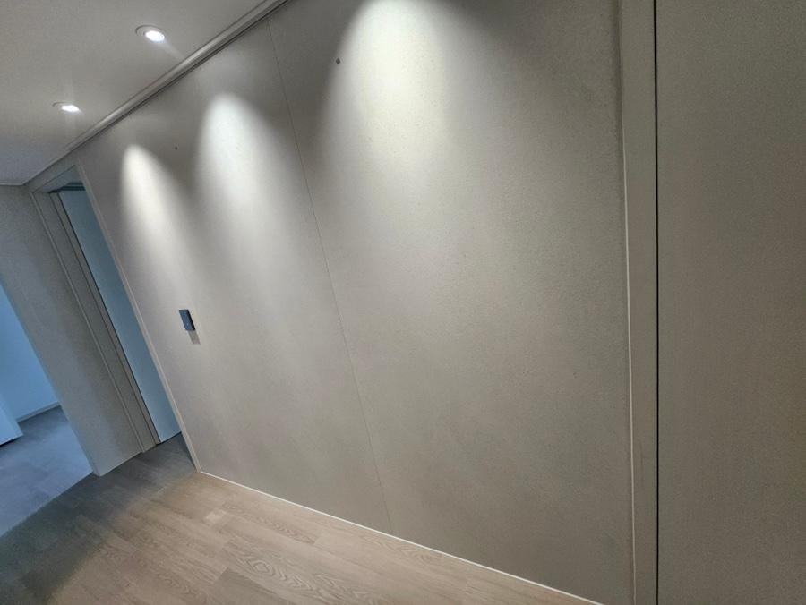 몬테화이트 벽면과 LED 조명이 어우러진 복도