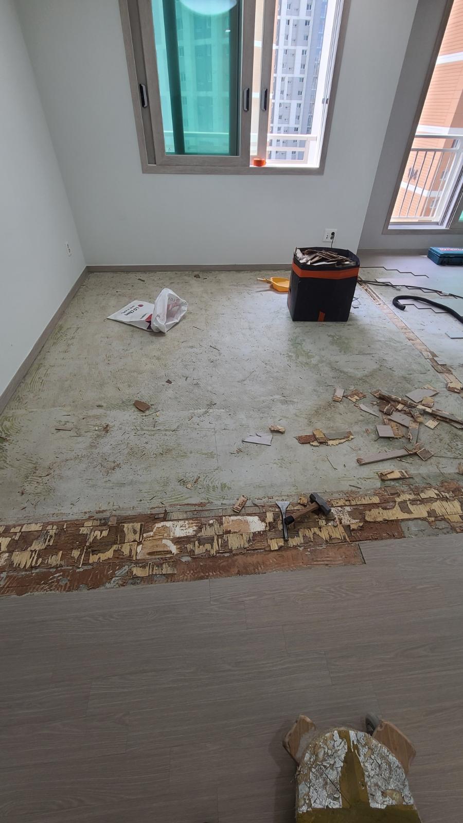 바닥 타일 일부가 제거되어 잔해물이 남은 상태