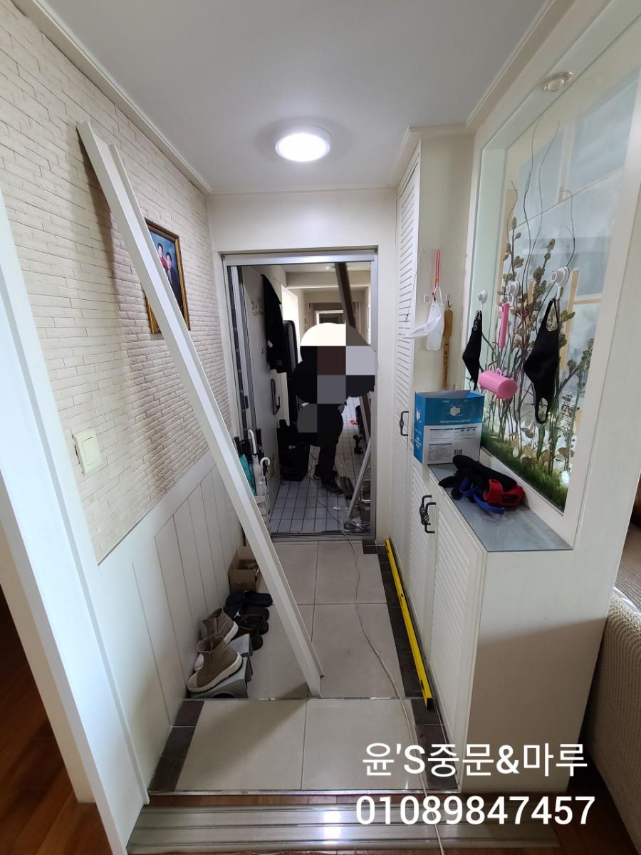 벽돌 패턴 도배와 수납장이 있는 현관 시공 전 모습
