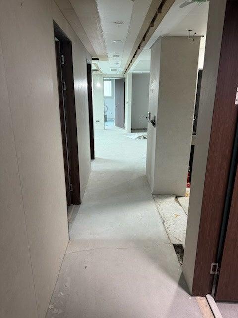 우드톤 도어와 화이트 벽면이 조화로운 복도