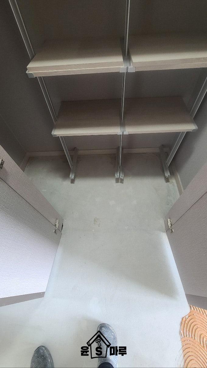 상단 수납장과 바닥, 문짝이 보이는 실내 공간
