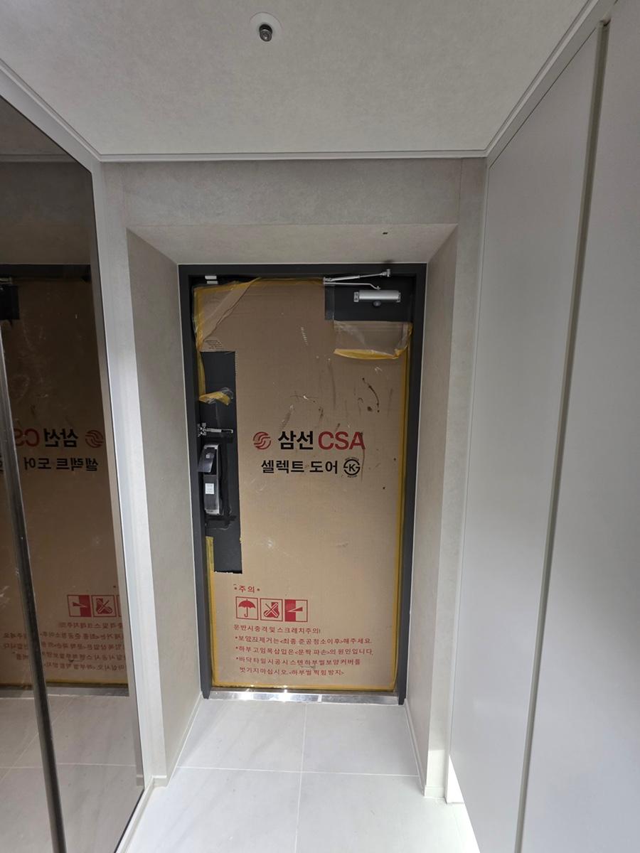 삼선 CSA 셀렉트 도어가 설치 중인 모습