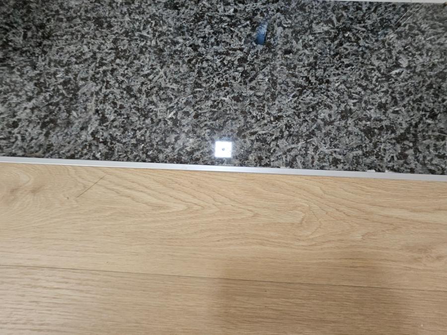 마루 바닥재와 마감재의 근접 샷