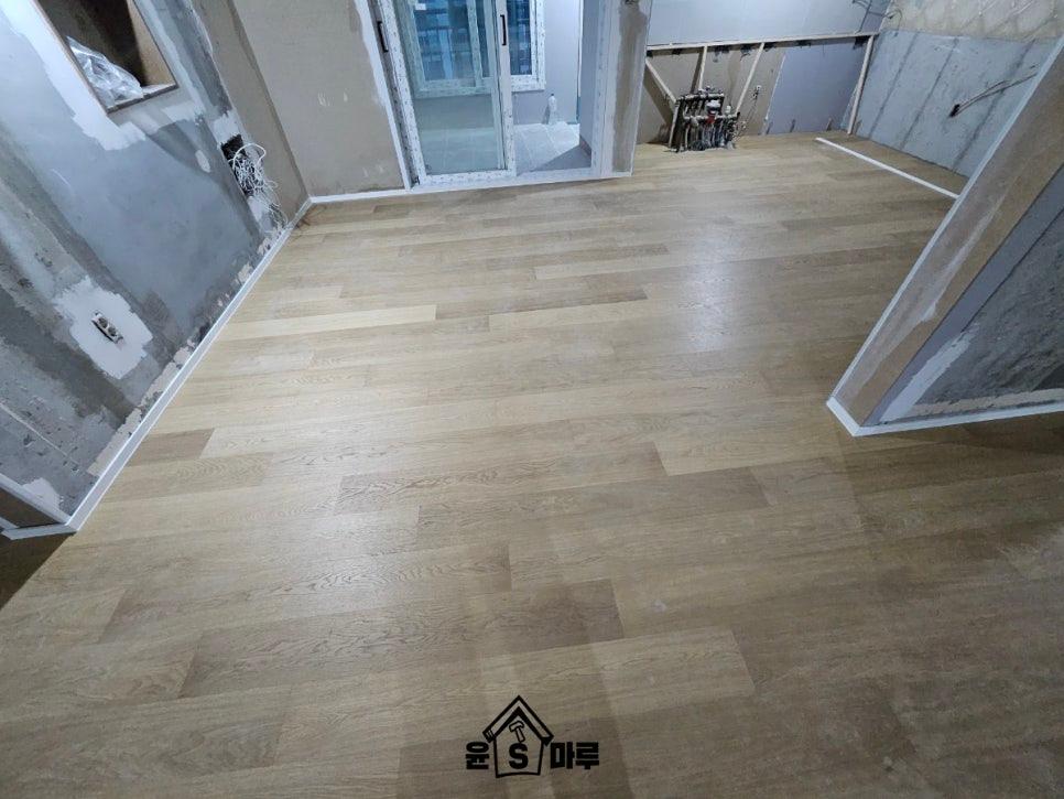 전선이 노출된 벽면 주변의 마루 시공 상태