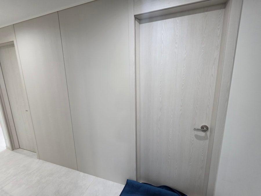 차분한 그레이 톤의 벽면과 바닥